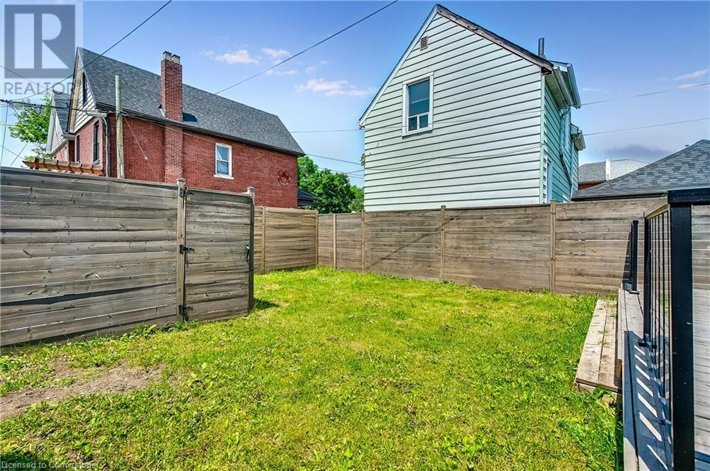 221 Rosslyn Avenue N, Hamilton, ON - Outdoor