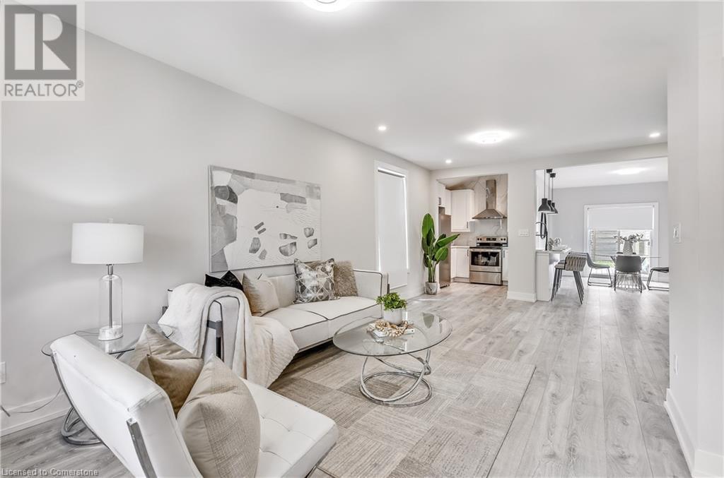 221 Rosslyn Avenue N, Hamilton, ON - Indoor Photo Showing Living Room