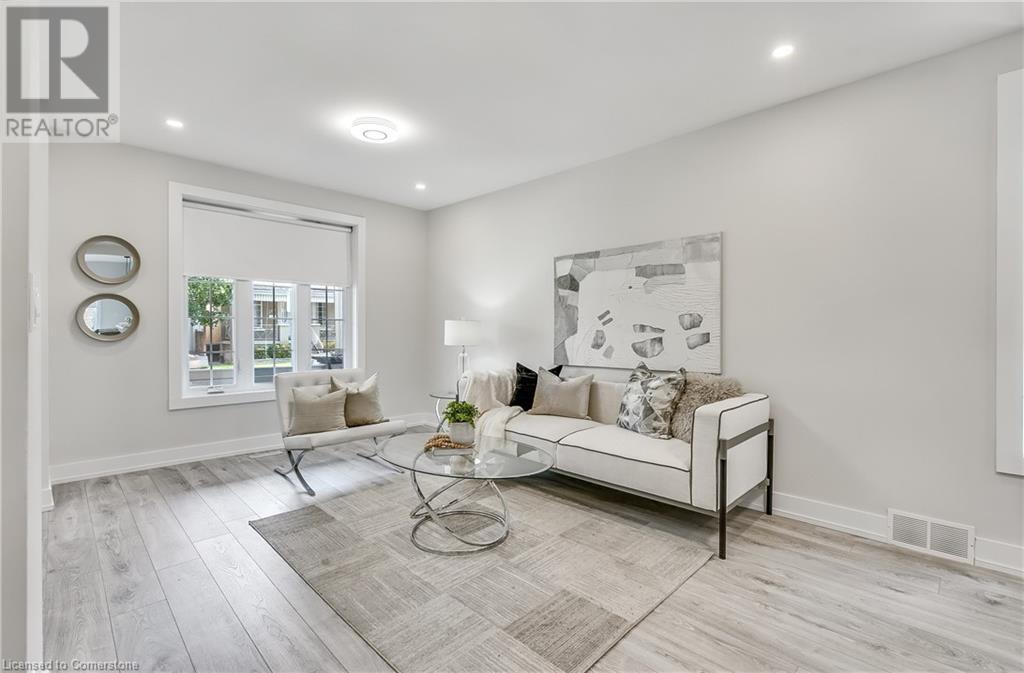 221 Rosslyn Avenue N, Hamilton, ON - Indoor Photo Showing Living Room