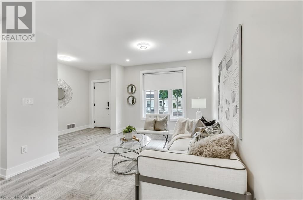 221 Rosslyn Avenue N, Hamilton, ON - Indoor