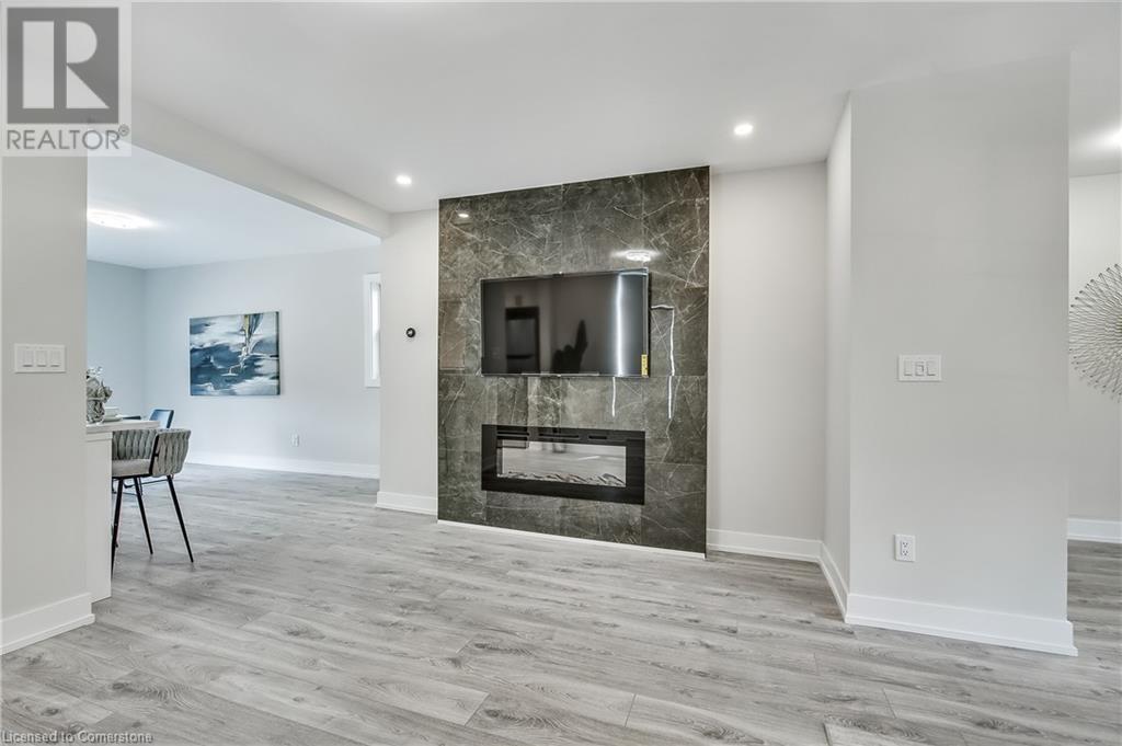 221 Rosslyn Avenue N, Hamilton, ON - Indoor Photo Showing Living Room With Fireplace