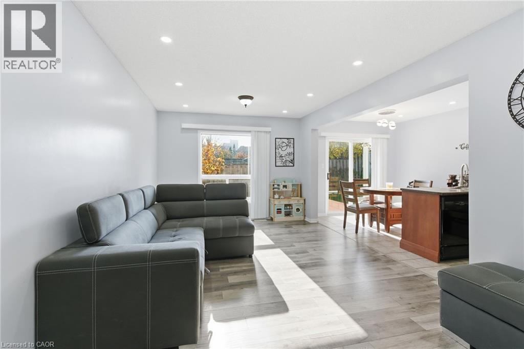 2 Racalmuto Street, Hamilton, ON - Indoor Photo Showing Living Room