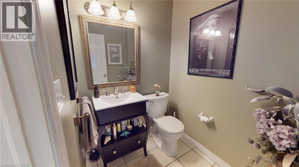 1962 Snake Road, Burlington, ON - Indoor Photo Showing Bathroom