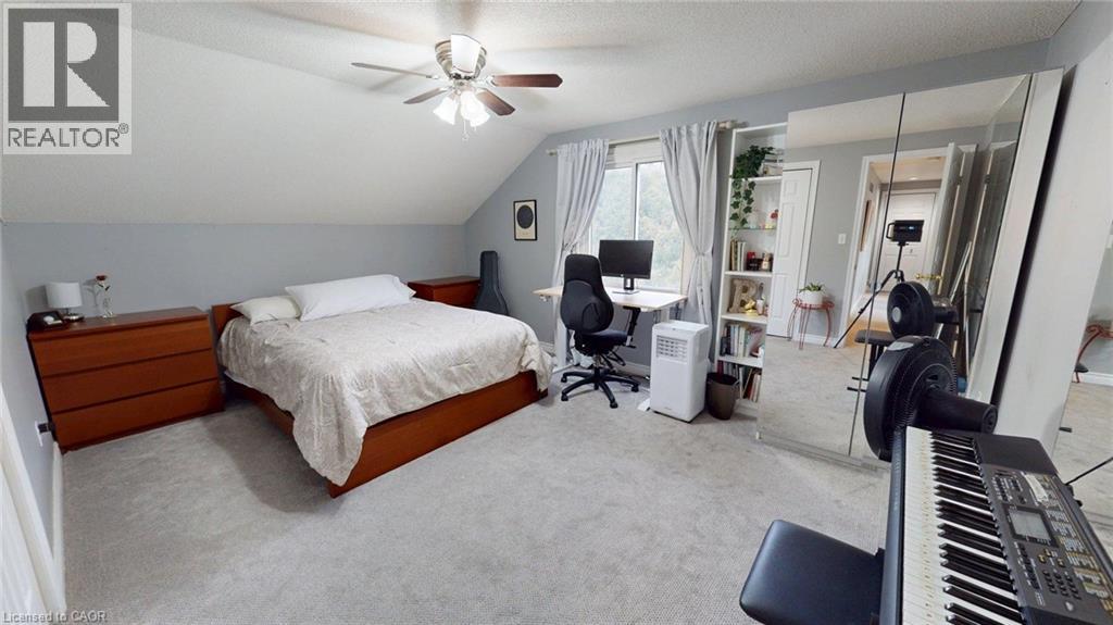 1962 Snake Road, Burlington, ON - Indoor Photo Showing Bedroom