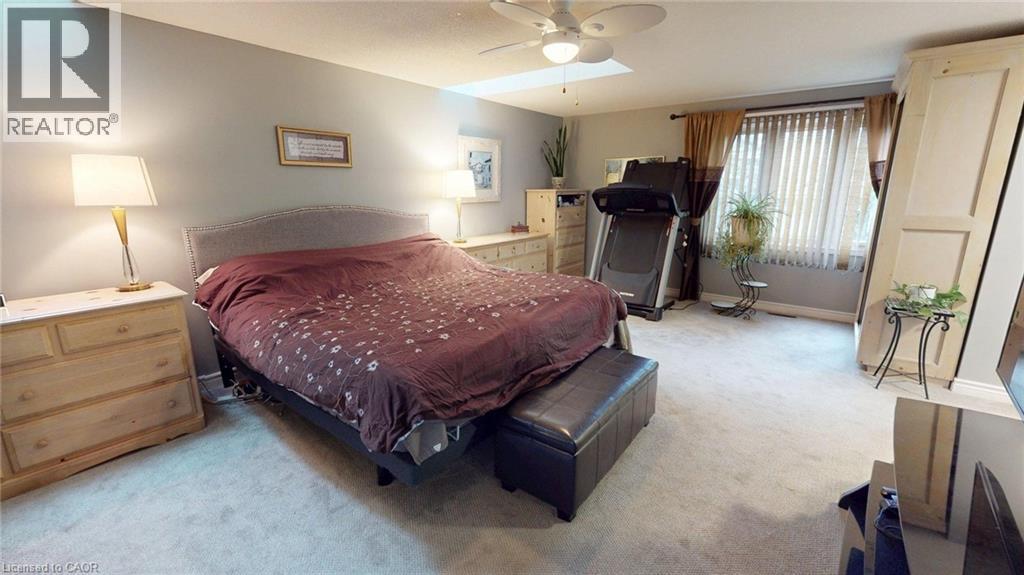 1962 Snake Road, Burlington, ON - Indoor Photo Showing Bedroom
