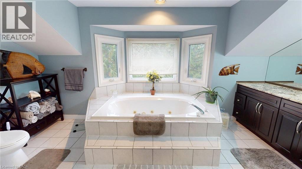 1962 Snake Road, Burlington, ON - Indoor Photo Showing Bathroom