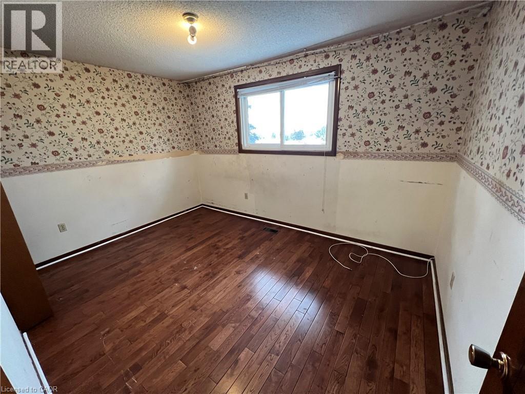 2nd bedroom with hardwood floors - 185 Lavina Crescent, Hamilton, ON - Indoor Photo Showing Other Room