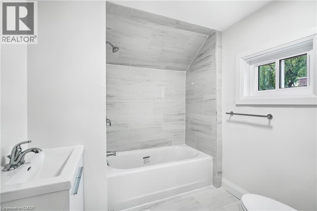10 Comet Avenue Unit# 2, Hamilton, ON - Indoor Photo Showing Bathroom