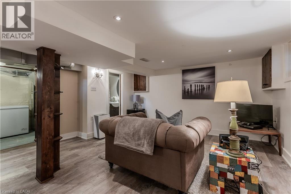 2154 Caroline Street, Burlington, ON - Indoor