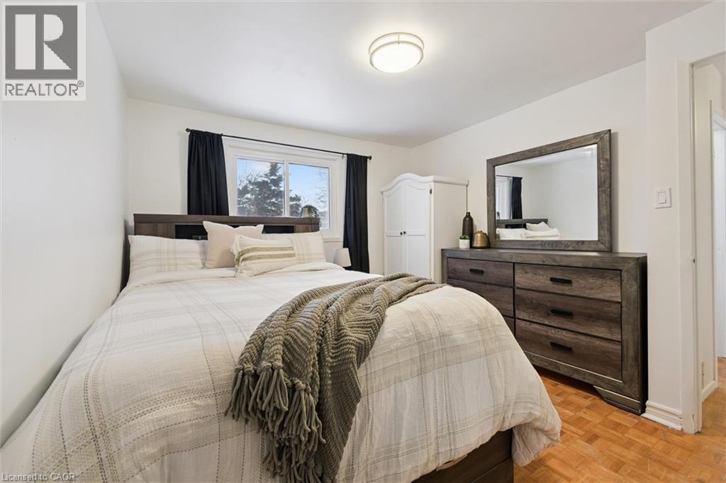 Bedroom featuring baseboards - 11 Ingleside Drive, Kitchener, ON - Indoor Photo Showing Bedroom