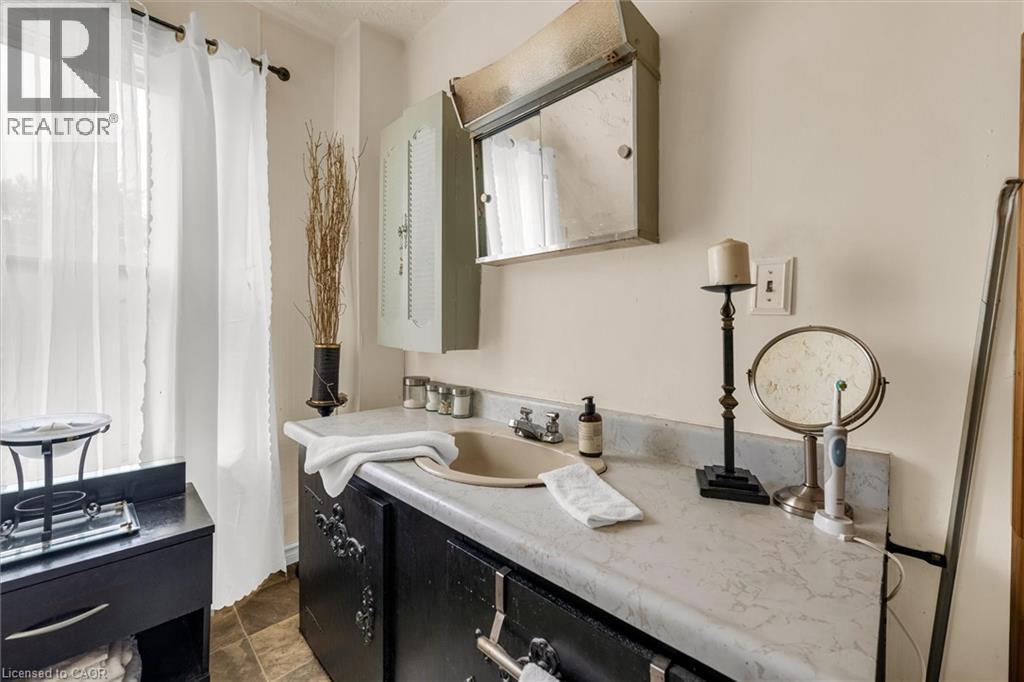 382 Beach Boulevard, Hamilton, ON - Indoor Photo Showing Bathroom