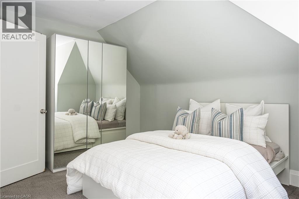 3 Oakwood Place, Hamilton, ON - Indoor Photo Showing Bedroom