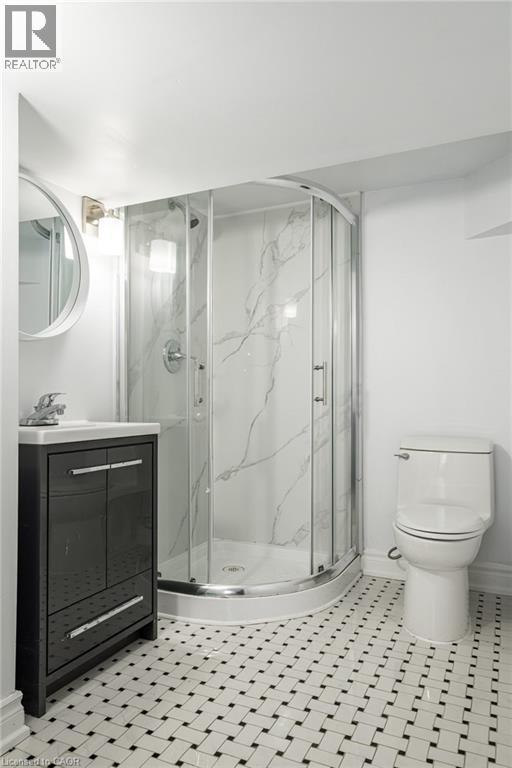 3 Oakwood Place, Hamilton, ON - Indoor Photo Showing Bathroom