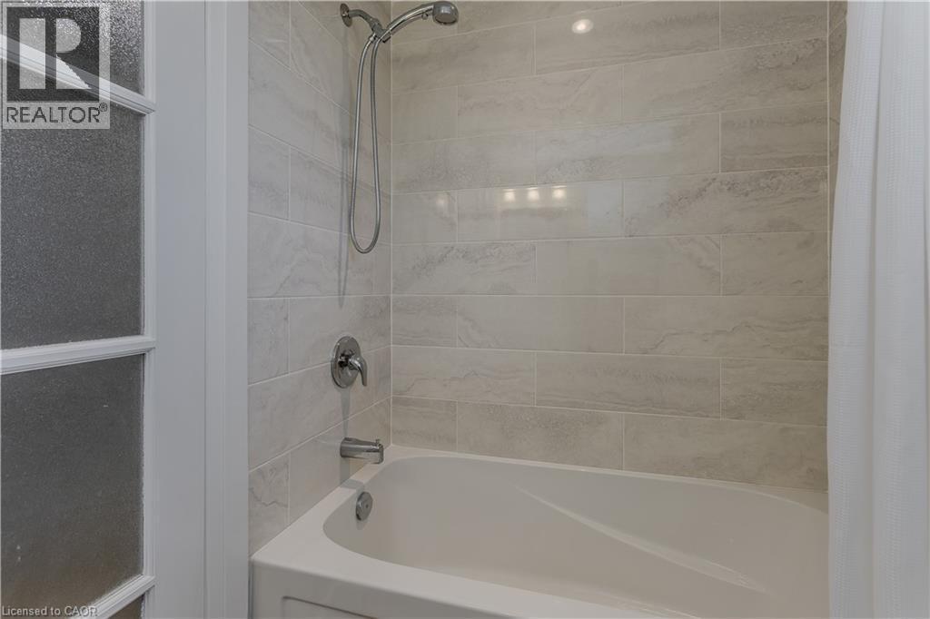 30 Graywood Road, Hamilton, ON - Indoor Photo Showing Bathroom