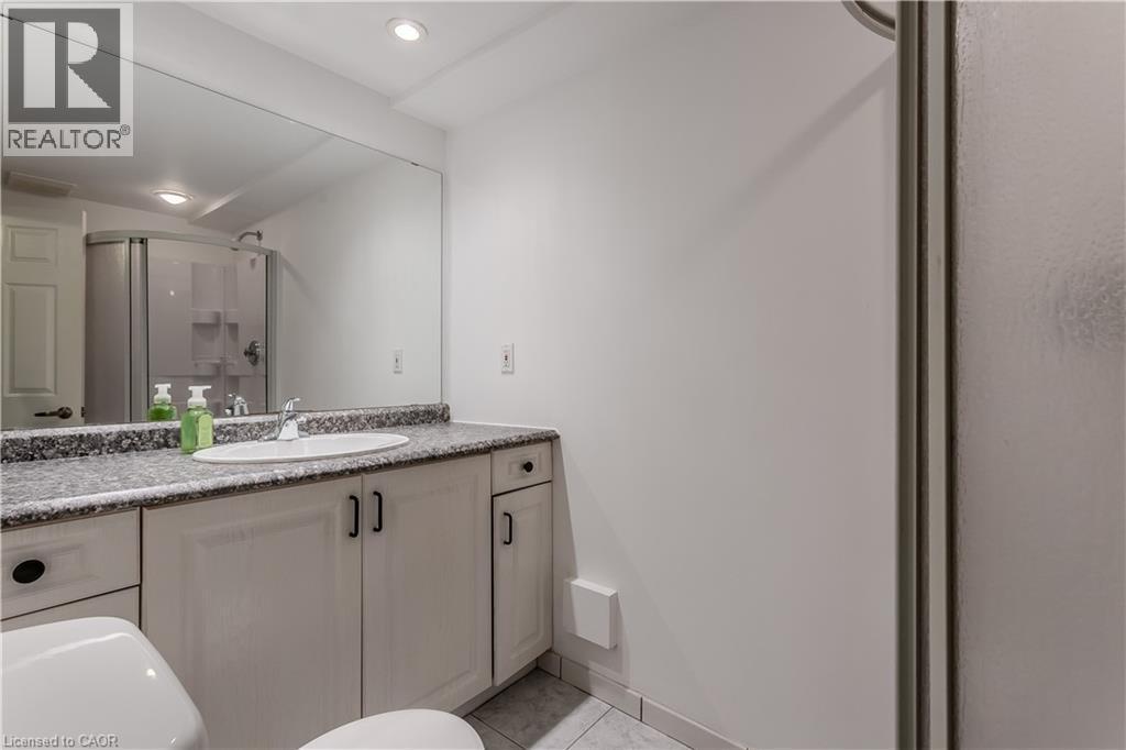 30 Graywood Road, Hamilton, ON - Indoor Photo Showing Bathroom