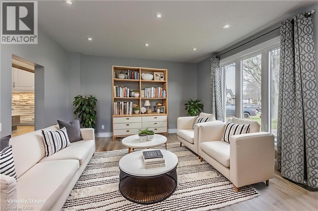 30 Graywood Road, Hamilton, ON - Indoor Photo Showing Living Room