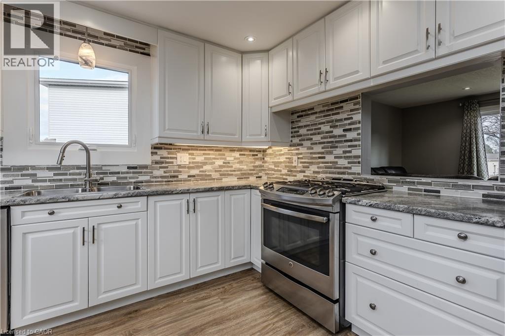 30 Graywood Road, Hamilton, ON - Indoor Photo Showing Kitchen With Upgraded Kitchen