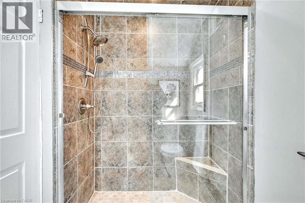 381 Herkimer Street, Hamilton, ON - Indoor Photo Showing Bathroom