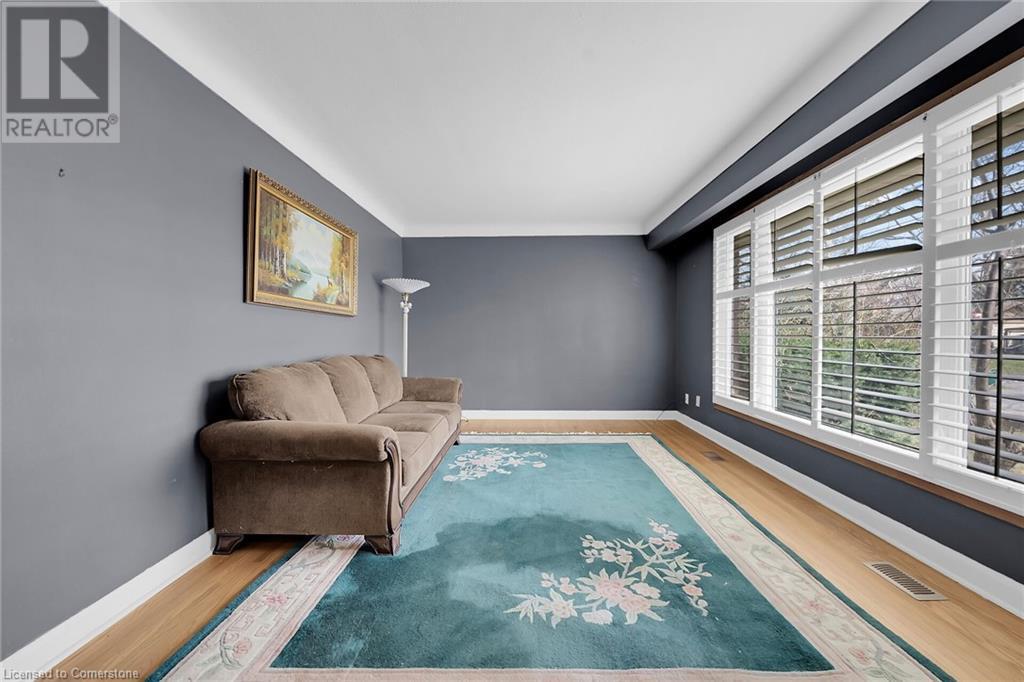 Living area featuring visible vents, baseboards, and wood finished floors - 9 Gavin Drive, St. Catharines, ON - Indoor Photo Showing Other Room
