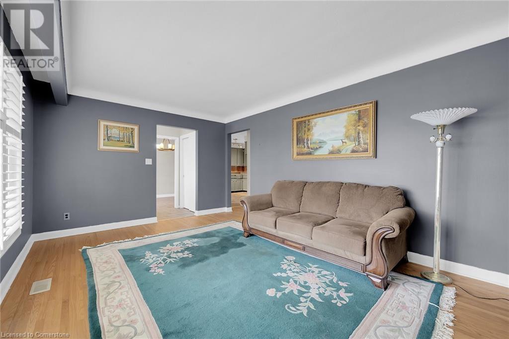 Living area with wood finished floors, baseboards, and visible vents - 9 Gavin Drive, St. Catharines, ON - Indoor Photo Showing Living Room