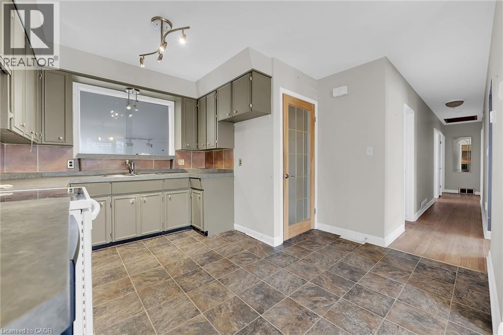 9 Gavin Drive, St. Catharines, ON - Indoor Photo Showing Kitchen