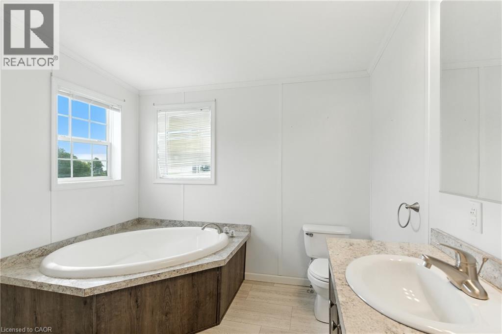 45 Riverbend Crescent, Nanticoke, ON - Indoor Photo Showing Bathroom
