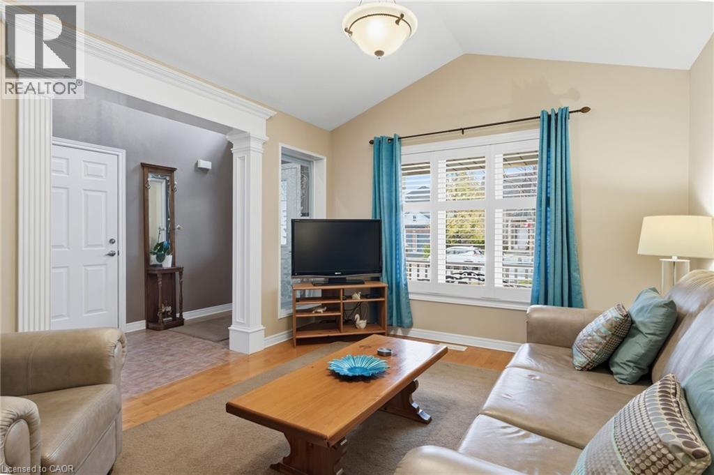5 Briarwood Drive, St. Catharines, ON - Indoor Photo Showing Living Room