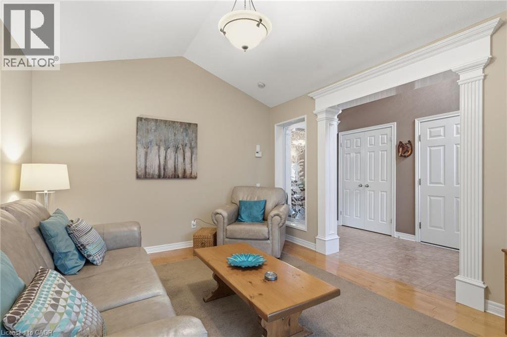 5 Briarwood Drive, St. Catharines, ON - Indoor Photo Showing Living Room
