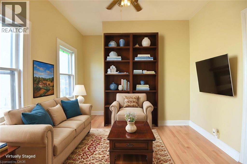185 Market Street, Hamilton, ON - Indoor Photo Showing Living Room