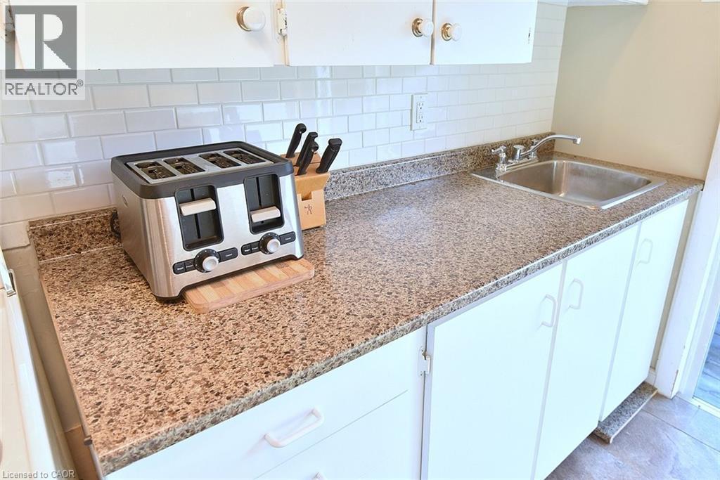 185 Market Street, Hamilton, ON - Indoor Photo Showing Kitchen