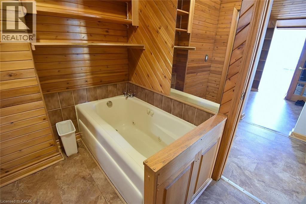 185 Market Street, Hamilton, ON - Indoor Photo Showing Bathroom