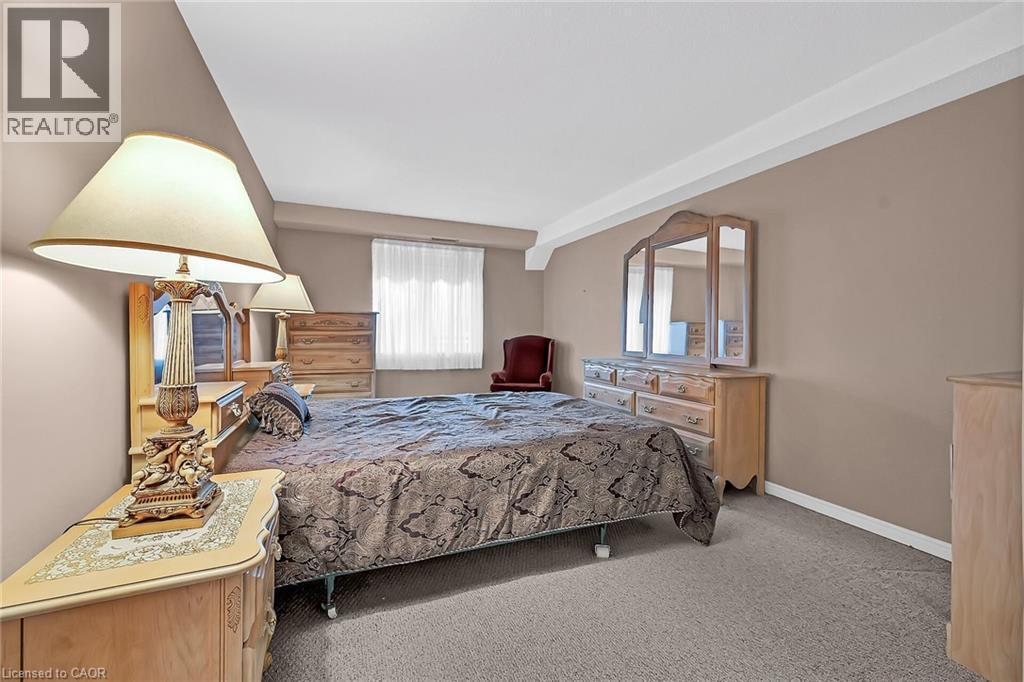 Carpeted bedroom featuring baseboards - 416 Limeridge Road E Unit# 309, Hamilton, ON - Indoor Photo Showing Bedroom