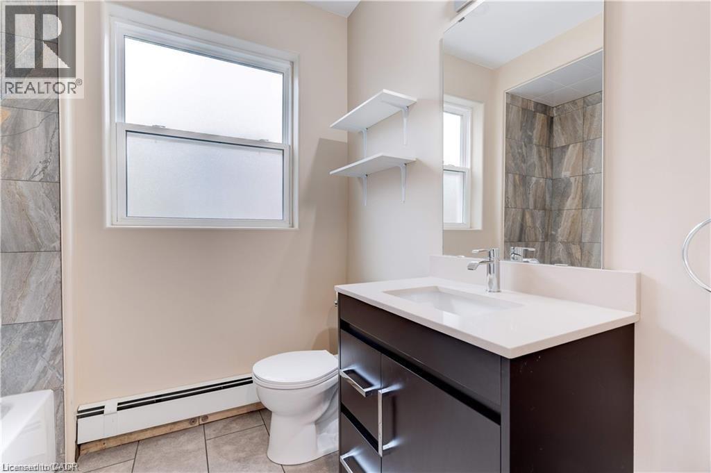 152 Sanford Avenue S, Hamilton, ON - Indoor Photo Showing Bathroom