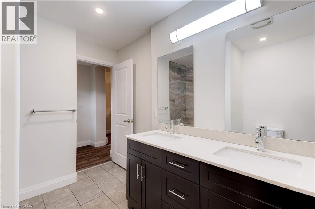 Lower unit - 152 Sanford Avenue S, Hamilton, ON - Indoor Photo Showing Bathroom