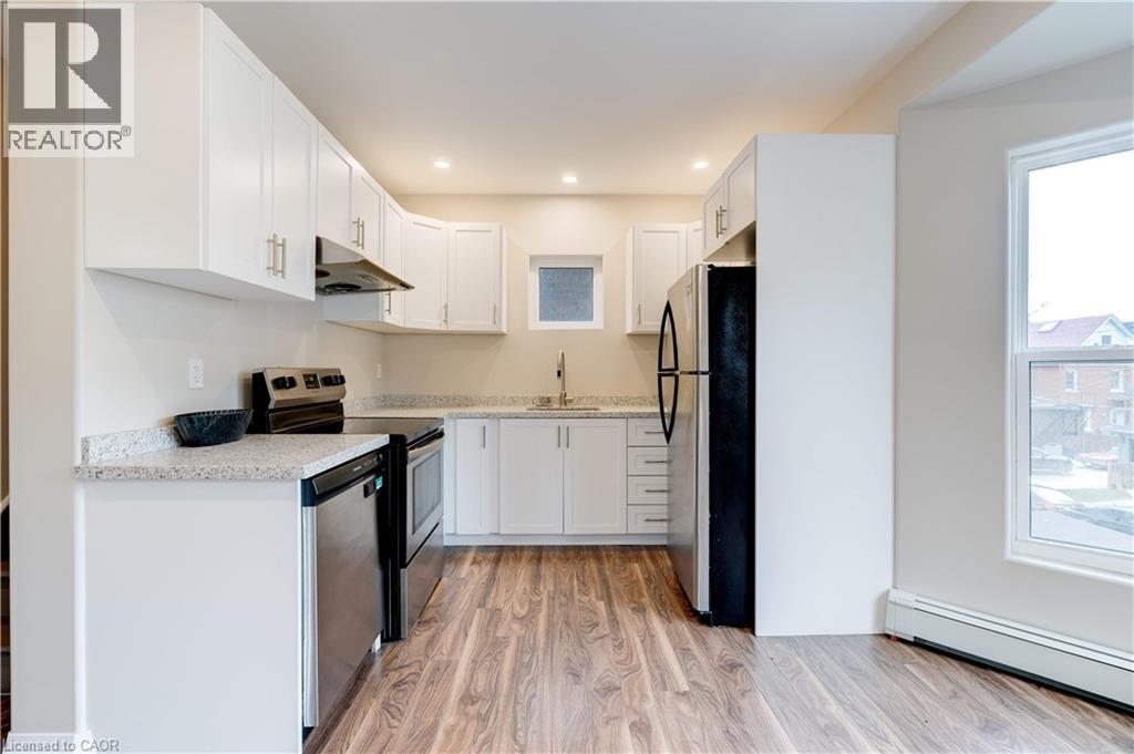 152 Sanford Avenue S, Hamilton, ON - Indoor Photo Showing Kitchen