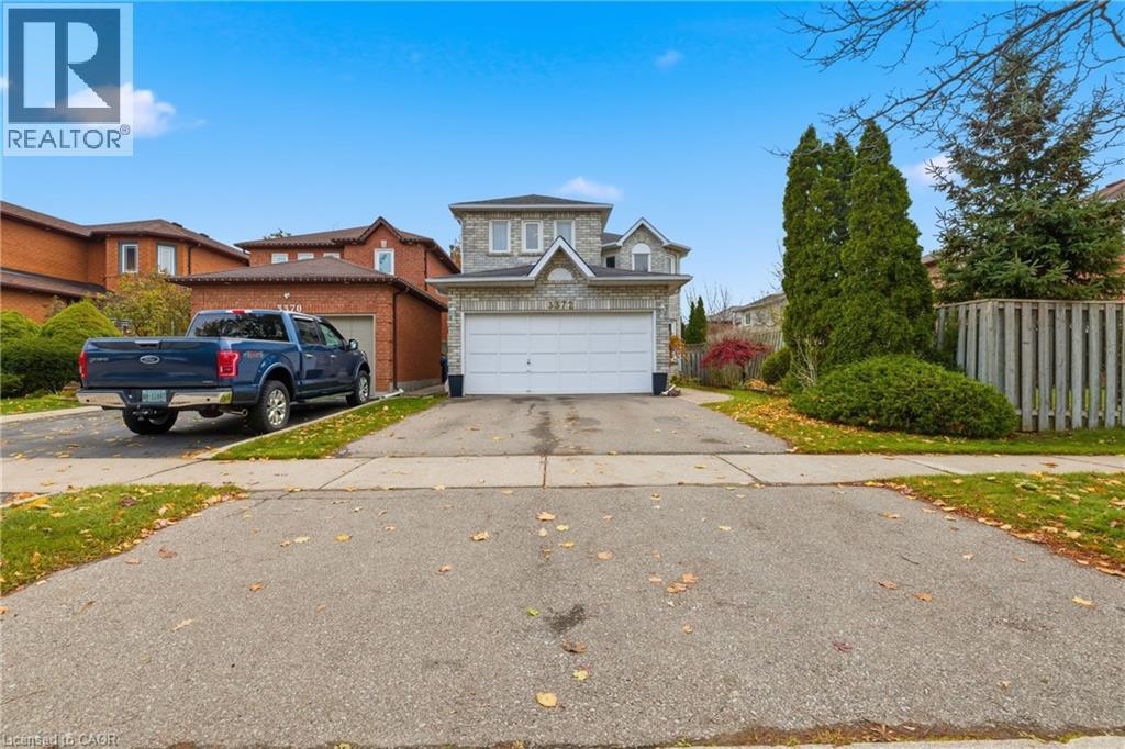 Traditional-style house with driveway and a garage - 3372 Bobwhite Mews, Mississauga, ON