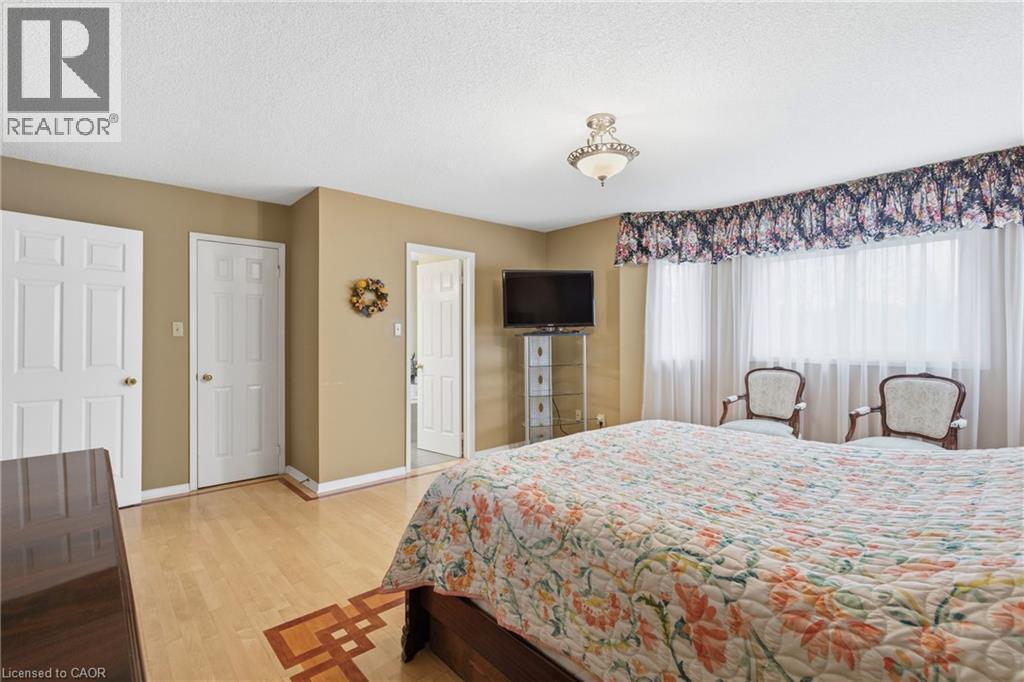 Bedroom featuring light wood-style floors and a textured ceiling - 3372 Bobwhite Mews, Mississauga, ON