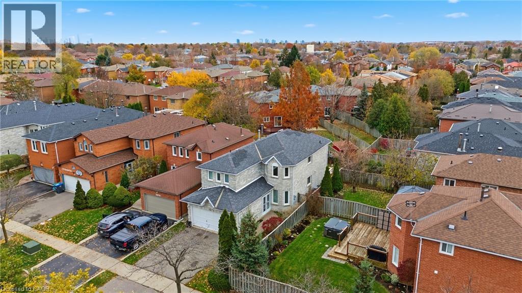 Aerial view of residential area - 3372 Bobwhite Mews, Mississauga, ON