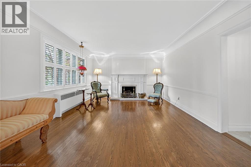 842 Forest Glen Avenue, Burlington, ON - Indoor Photo Showing Living Room With Fireplace
