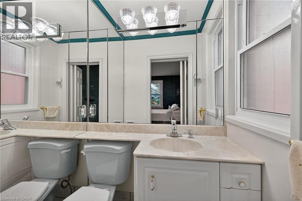 842 Forest Glen Avenue, Burlington, ON - Indoor Photo Showing Bathroom
