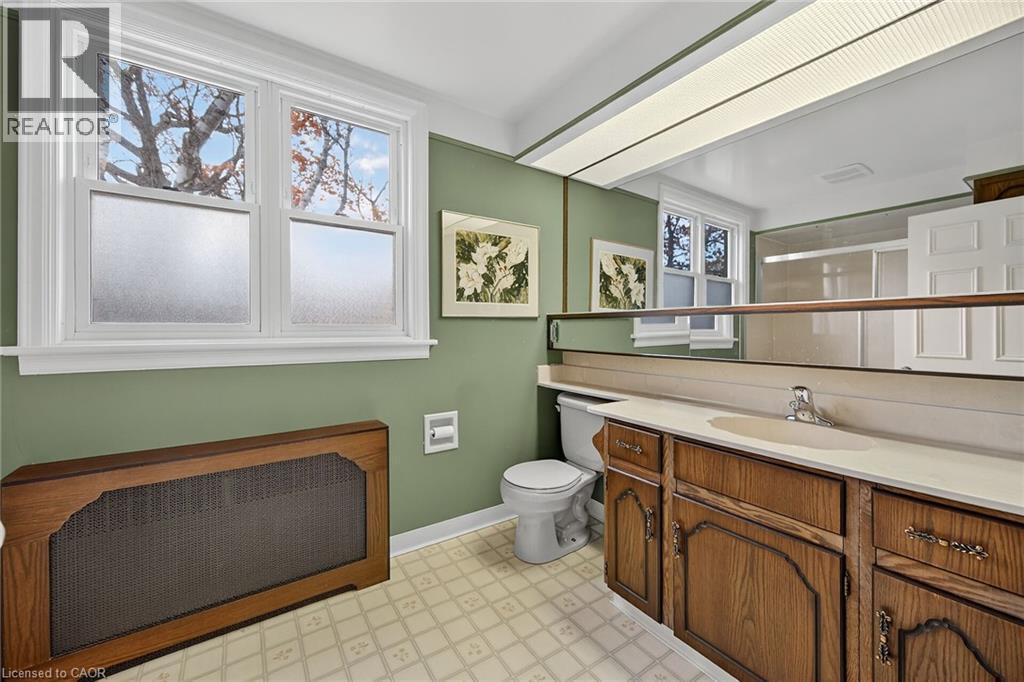 842 Forest Glen Avenue, Burlington, ON - Indoor Photo Showing Bathroom