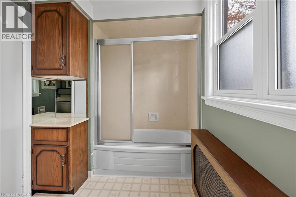 842 Forest Glen Avenue, Burlington, ON - Indoor Photo Showing Bathroom