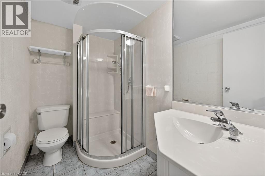 842 Forest Glen Avenue, Burlington, ON - Indoor Photo Showing Bathroom