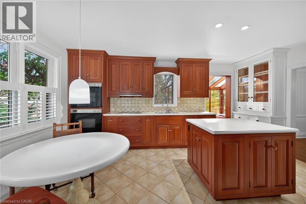 842 Forest Glen Avenue, Burlington, ON - Indoor Photo Showing Kitchen