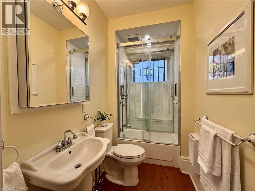 34 Menno Street, Waterloo, ON - Indoor Photo Showing Bathroom