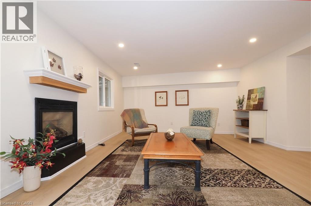 511 Oakvale Drive Unit# 1, Waterloo, ON - Indoor Photo Showing Living Room With Fireplace