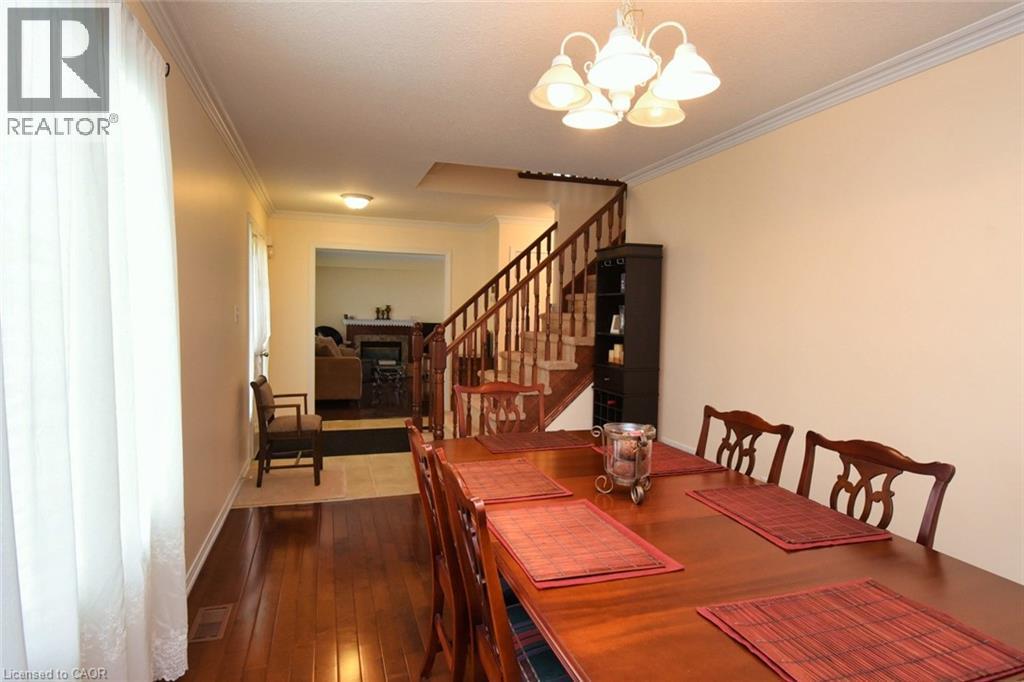 7 Southside Place Unit# 49, Hamilton, ON - Indoor Photo Showing Dining Room