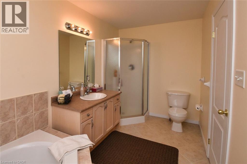 7 Southside Place Unit# 49, Hamilton, ON - Indoor Photo Showing Bathroom