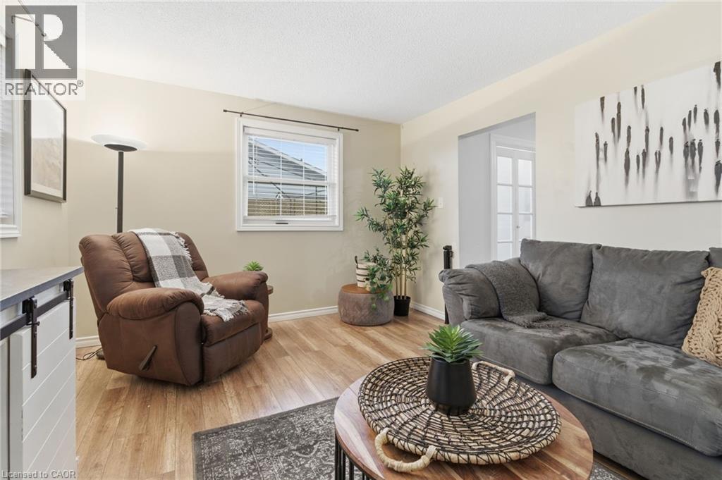 38 Golden Orchard Drive, Hamilton, ON - Indoor Photo Showing Living Room