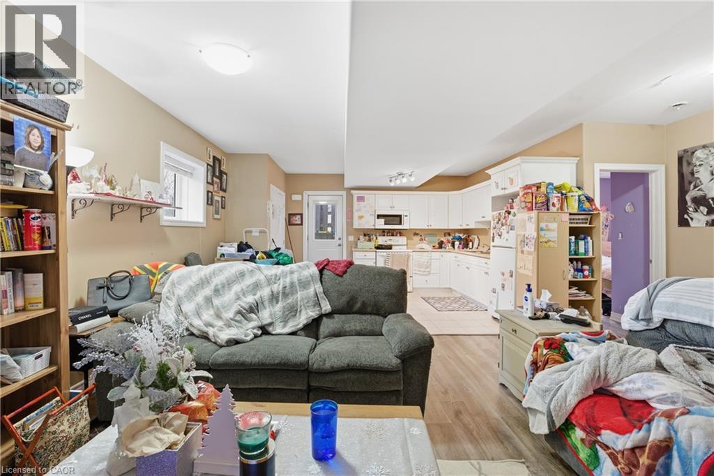 615 Southworth Street S, Welland, ON - Indoor Photo Showing Living Room
